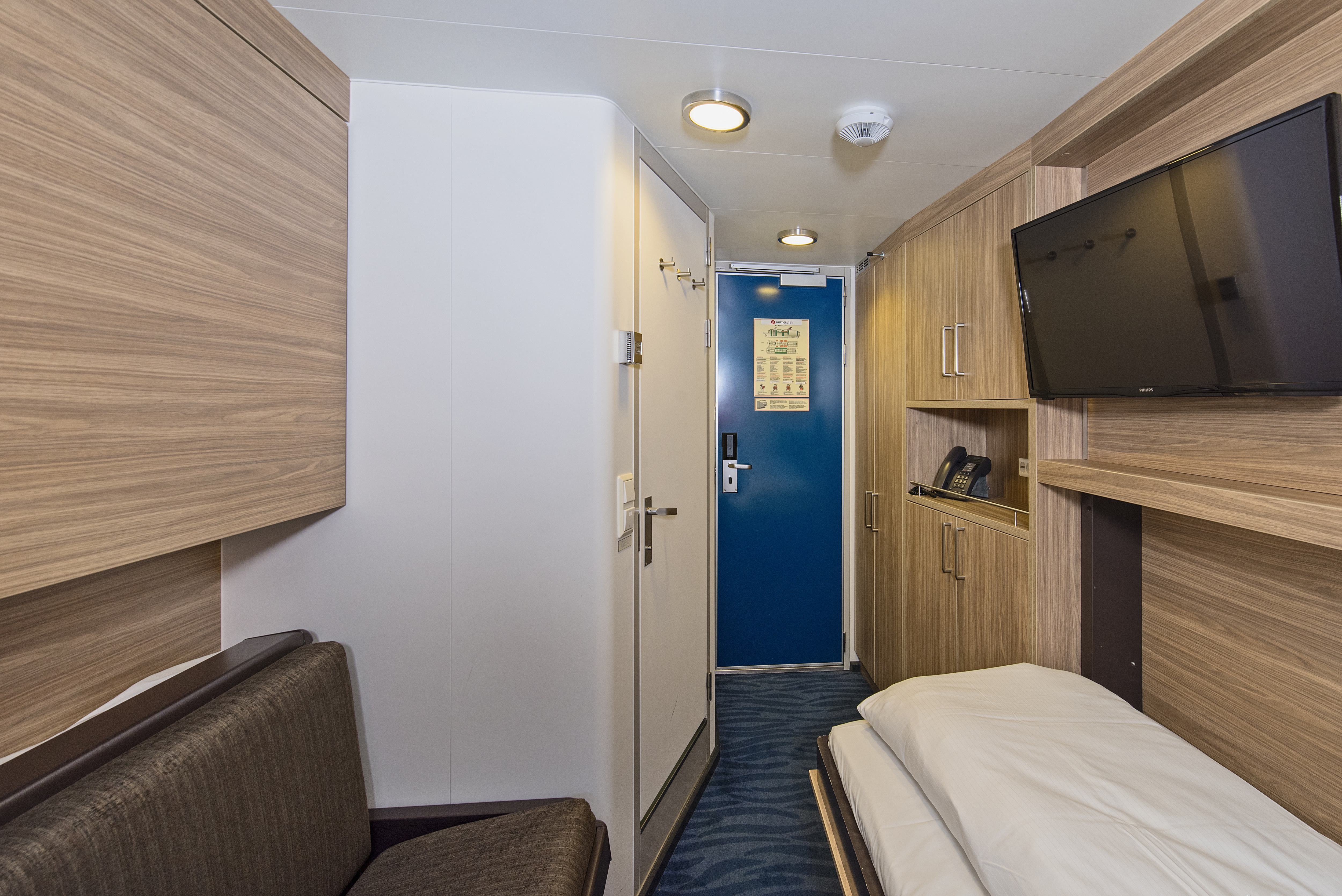 Polar Outside | Triple on upper deck with window (restricted view)